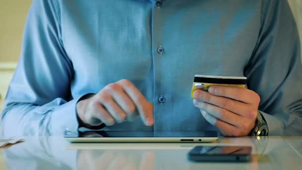 Zbliżenie człowieka za pomocą karty kredytowej i tabletki na zakupy Online - Materiał filmowy, wideo
