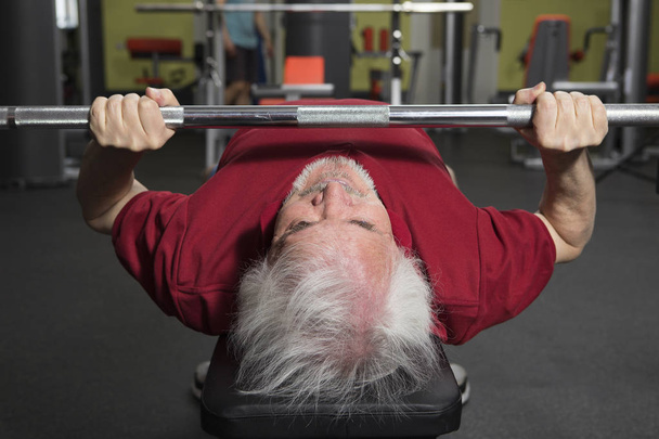 Elderly man in the gym - Фото, изображение