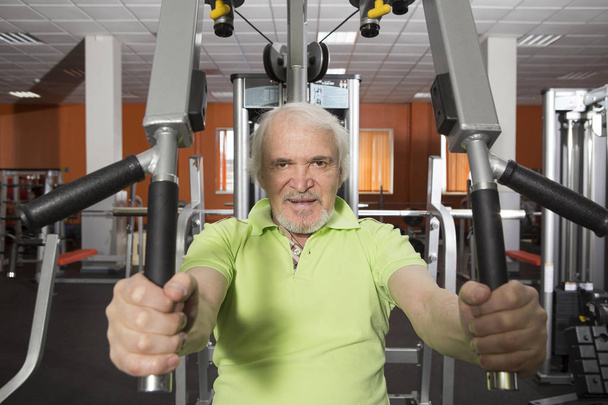anciano en el gimnasio
 - Foto, imagen