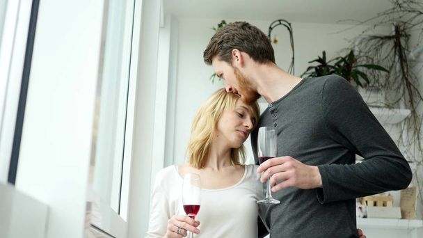 Молода пара цілується і п'є червоне вино
 - Фото, зображення