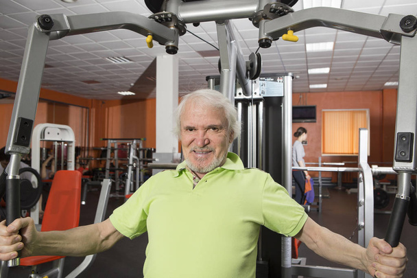 Oudere man in de sportschool - Foto, afbeelding