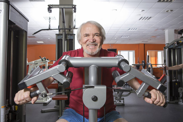 Starší muž ve fitness centru - Fotografie, Obrázek