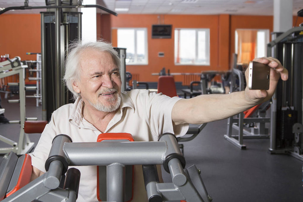 Hombre mayor en el gimnasio
 - Foto, imagen