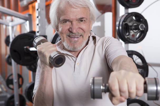Starszy człowiek w centrum fitness - Zdjęcie, obraz