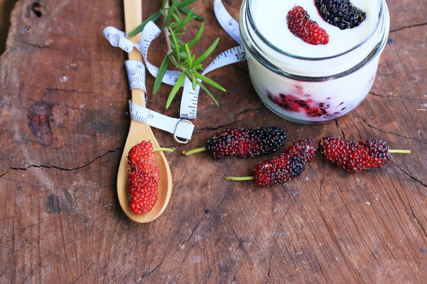 Mulberry owoców i jogurtu - Zdjęcie, obraz