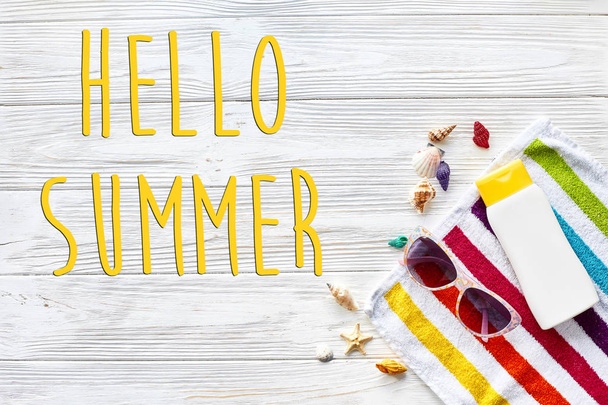 hello summer text and colorful seashells - Foto, afbeelding