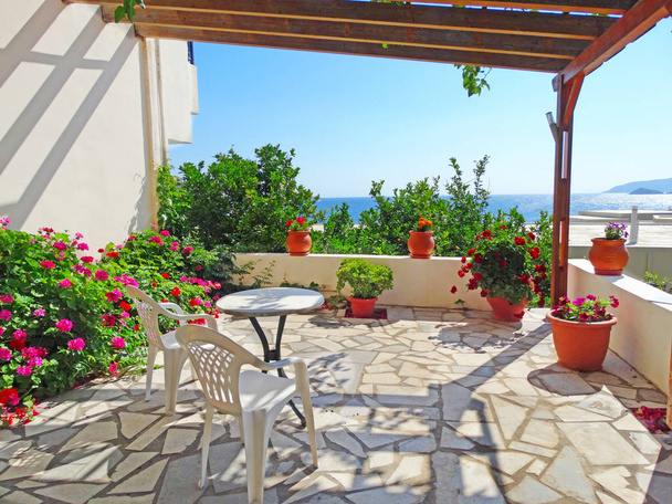 terrasse traditionnelle avec bougainvilliers lumineux en Grèce
  - Photo, image