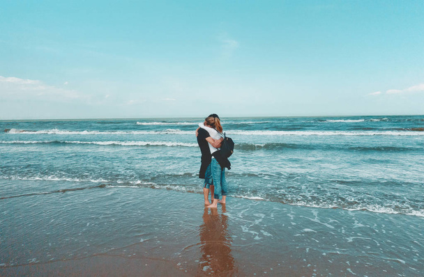 Ζευγάρι, άνδρας και γυναίκα στην θάλασσα, στην αγάπη - Φωτογραφία, εικόνα