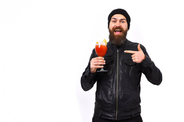 Brutal caucasian hipster holding alcoholic beverage or fresh cocktail - Foto, Bild