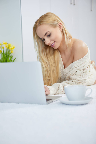 Young woman using laptop  - Fotó, kép