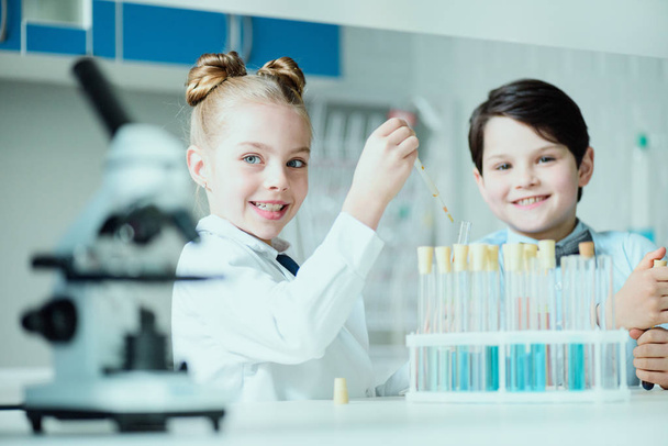 pequeños científicos en el laboratorio
 - Foto, Imagen