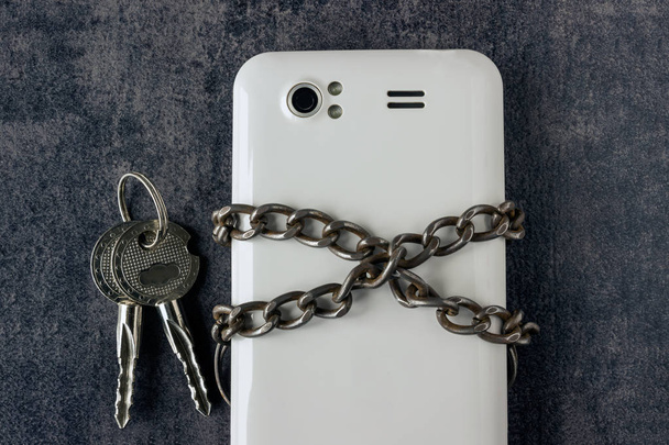 Teléfono móvil moderno y una cadena con llaves
.  - Foto, Imagen