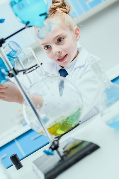 pequeño científico en el laboratorio
 - Foto, Imagen