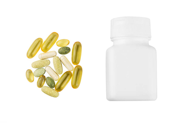 Vitamine complex, omega 3, glucosamine capsules, multivitamine supplementen en witte container geïsoleerd op witte achtergrond, bovenaanzicht. - Foto, afbeelding