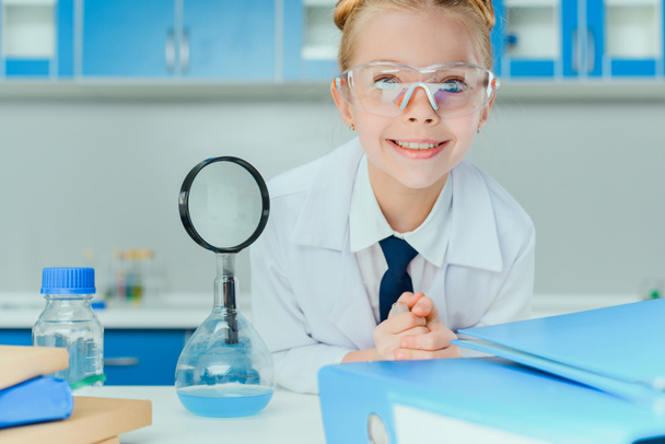 Little scientist in lab  - Foto, Imagen