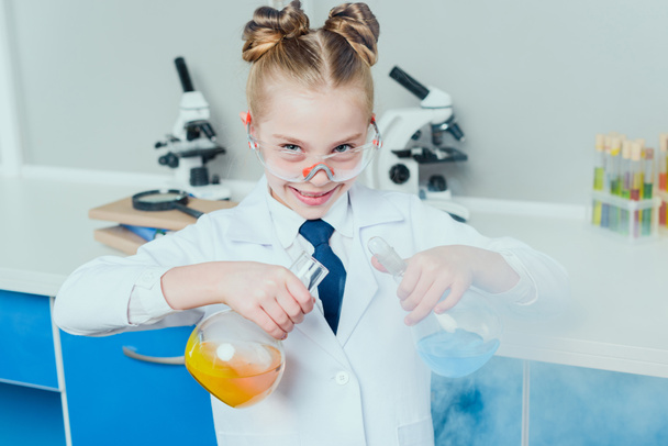 pequeño científico en el laboratorio
  - Foto, Imagen