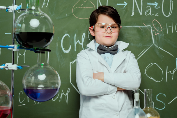 boy in lab coat and protective glasses - Фото, зображення