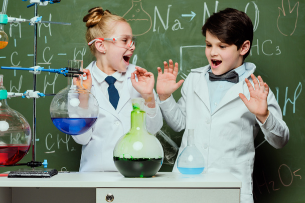 niños con batas blancas en laboratorio
 - Foto, Imagen