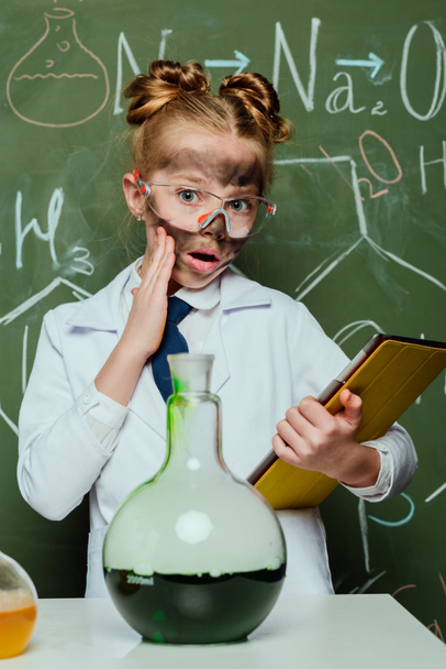 girl in lab coat with tablet - Valokuva, kuva