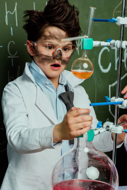 geschokt jongen in laboratoriumjas - Foto, afbeelding