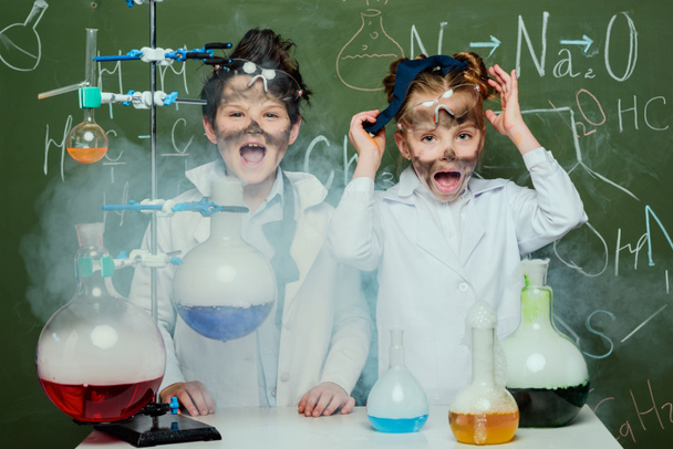 niños con batas blancas en laboratorio
 - Foto, Imagen