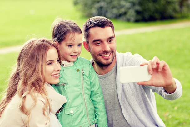スマート フォン屋外で幸せ家族撮影 selfie - 写真・画像