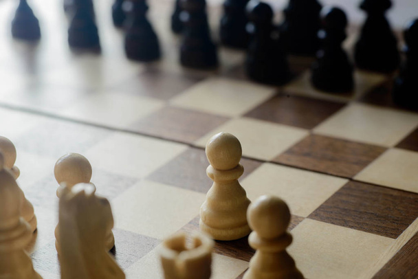 шахові пішаки на шахівниці
 - Фото, зображення