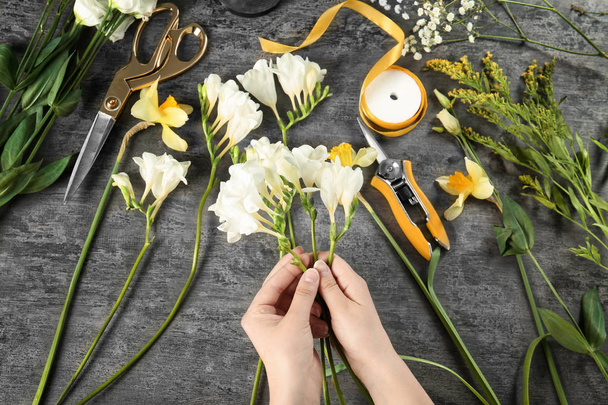 Florist making beautiful bouquet  - Fotografie, Obrázek