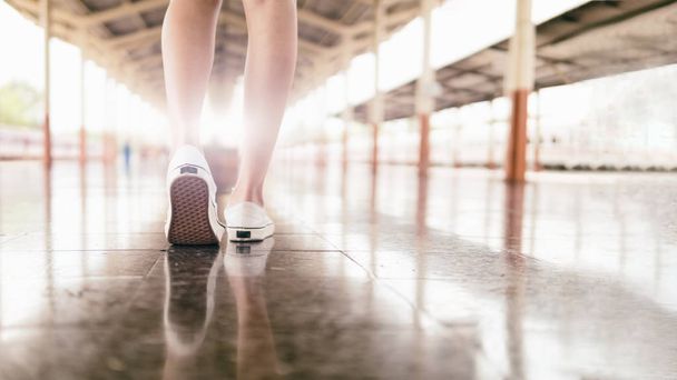 zapatos caminando concepto de viaje, piernas moviendo estilo de vida futuro, Mujer
  - Foto, Imagen