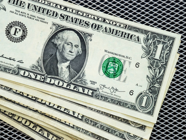 Доллары с решетчатым фоном
 - Фото, изображение