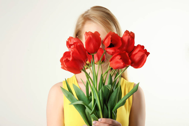 fiatal nő, tulipán csokor  - Fotó, kép