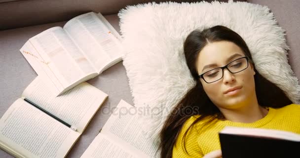 woman reading book in bed - Кадры, видео
