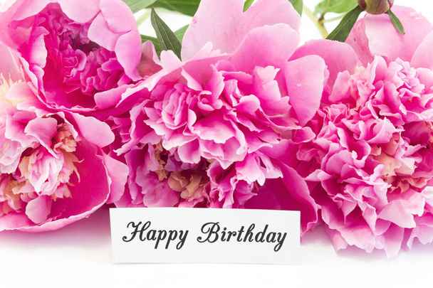 ピンクのシャクヤクの花束とお誕生日おめでとうカード - 写真・画像