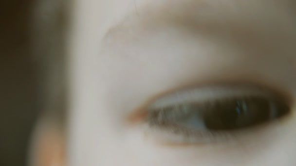 Macro. The eye of a guy. Pupil - Video, Çekim