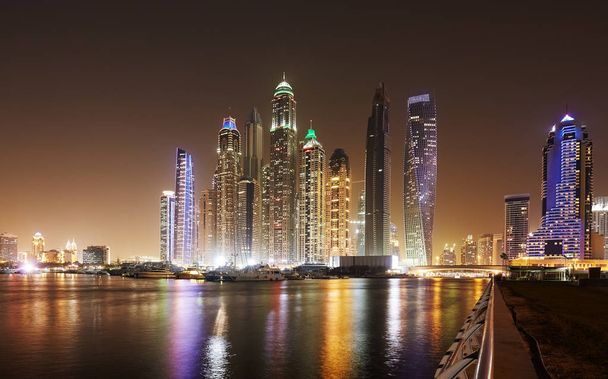 Dubai linha do horizonte à beira-mar à noite, Emirados Árabes Unidos
 - Foto, Imagem
