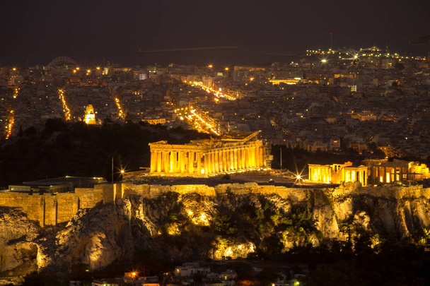 夜、アテネ、ギリシャのアクロポリス - 写真・画像