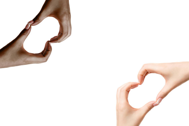 Afryki i biała kobieta ręce Pokaż symbol serca na biały ba - Zdjęcie, obraz