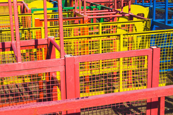 Különböző színű fém labirintus háló kerítés, absztrakt háttér textúra. - Fotó, kép