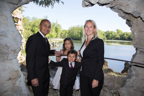 індійський чоловік з блондинка жінка та двоє дітей хлопчик і дівчинка у відпустку - Фото, зображення