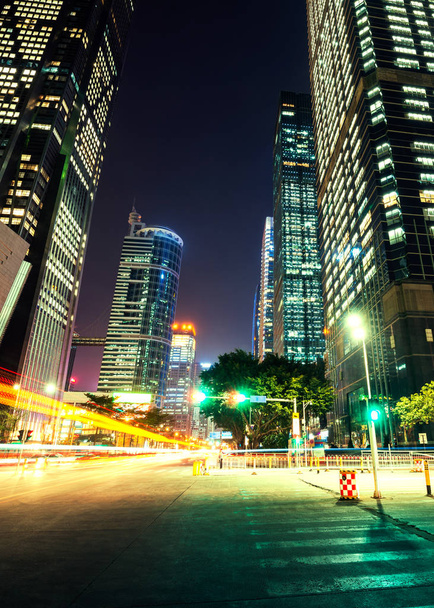stedelijk verkeer nachts - Foto, afbeelding