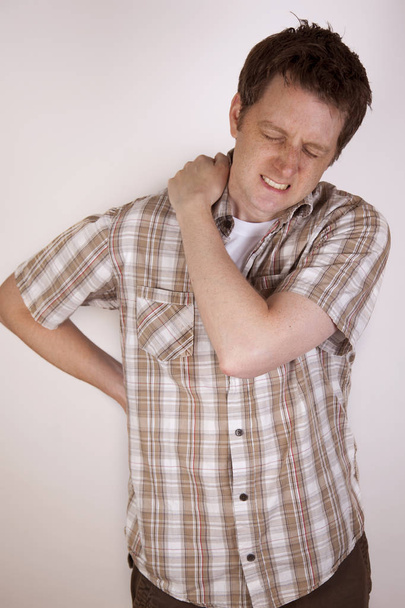 muž hrbení se od bolesti ramene  - Fotografie, Obrázek