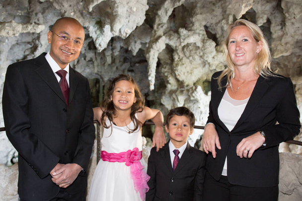 Hombre hispano con una mujer rubia y dos niños niño y niña
 - Foto, imagen