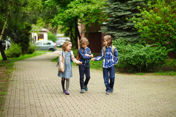 Три маленьких друга ходят в школу
. - Фото, изображение