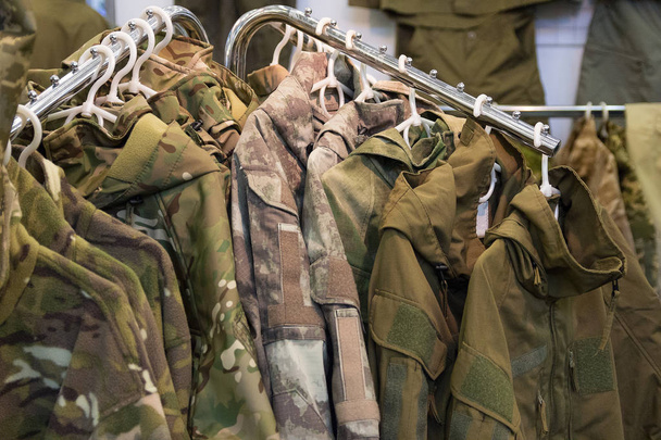 Amostras camuflam roupas militares na loja
 - Foto, Imagem