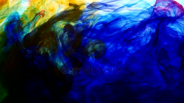 Fényes színes háttér kék és vörös folyadék festék színek keverése a vízben - Felvétel, videó