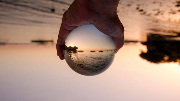 Lever de soleil à travers boule de cristal
 - Photo, image