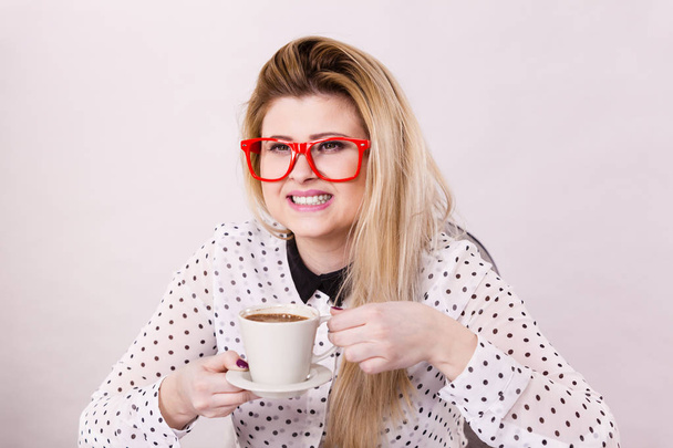 Happy woman at office drinking hot coffee - Фото, зображення