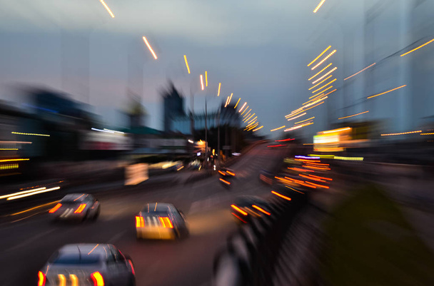 Este városi közlekedési lámpák sebesség elmosódott mozgás - Fotó, kép