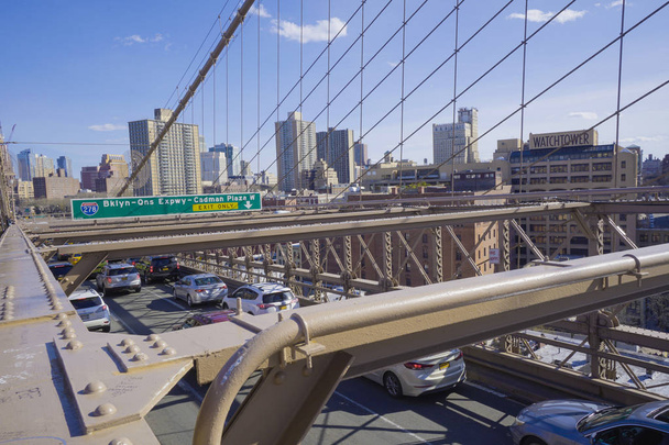 Street traffic on Brooklyn Bridge in New York- MANHATTAN - NEW YORK - APRIL 1, 2017 - Фото, изображение
