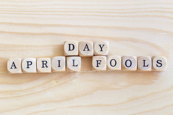 April Fools' Day, close-up word gemaakt van houten letters op de tafel - Foto, afbeelding